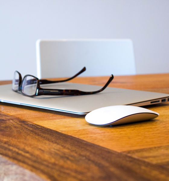 Schreibtisch mit Arbeitsutensilien